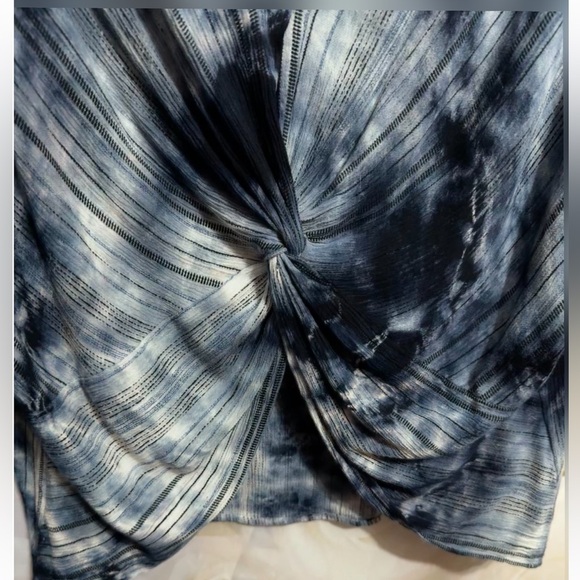 Karen Kane tie-dye top featuring batwing sleeves and a knotted front detail L - Picture 9 of 11